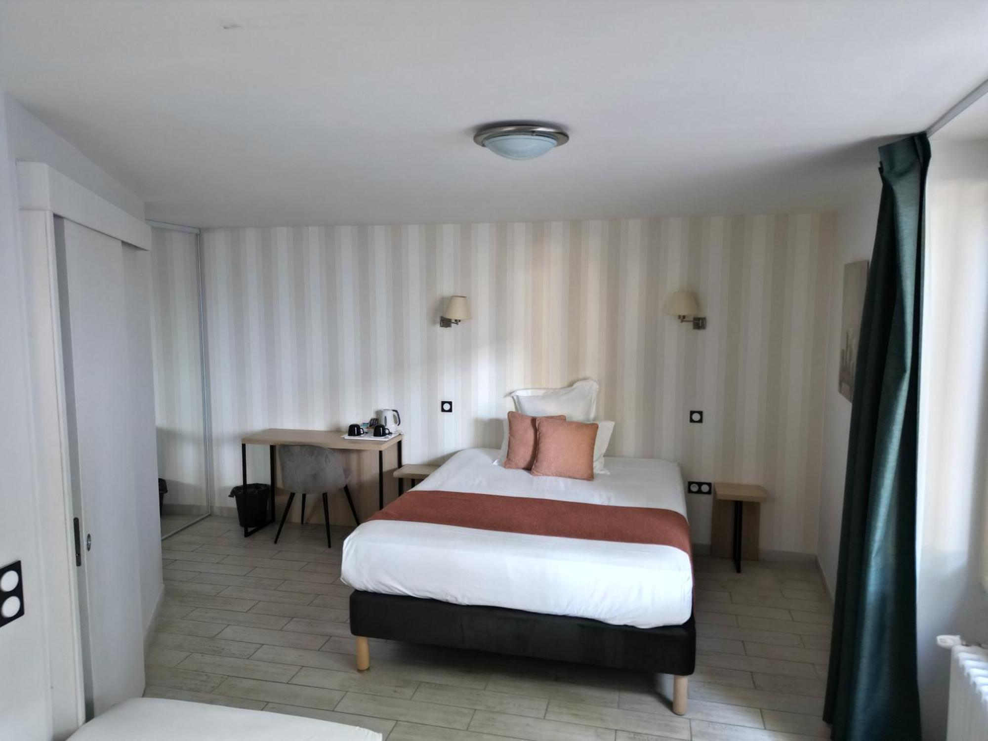 Contact Hotel Les Platanes Villeneuve Sur Lot Centre Exterior foto