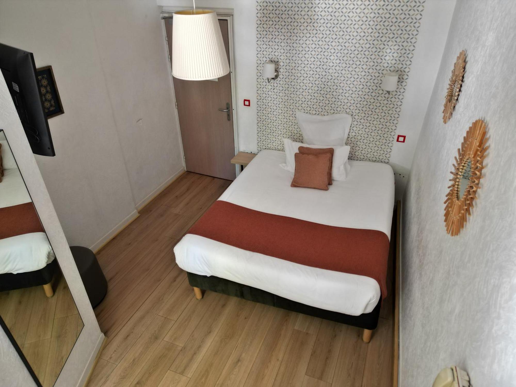 Contact Hotel Les Platanes Villeneuve Sur Lot Centre Exterior foto