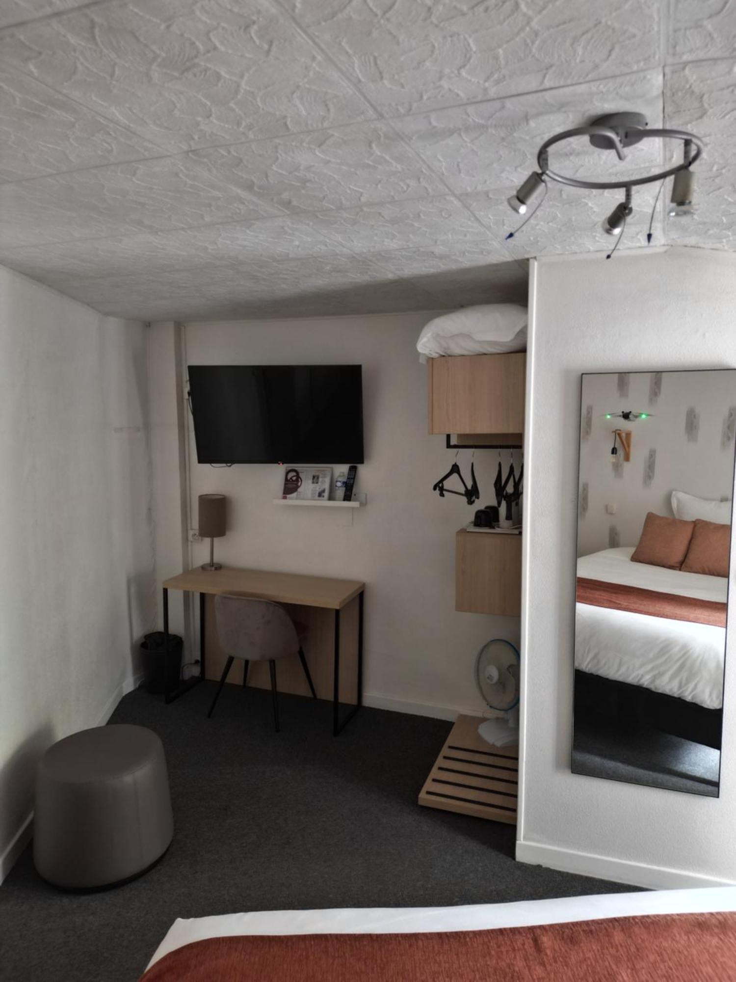 Contact Hotel Les Platanes Villeneuve Sur Lot Centre Exterior foto