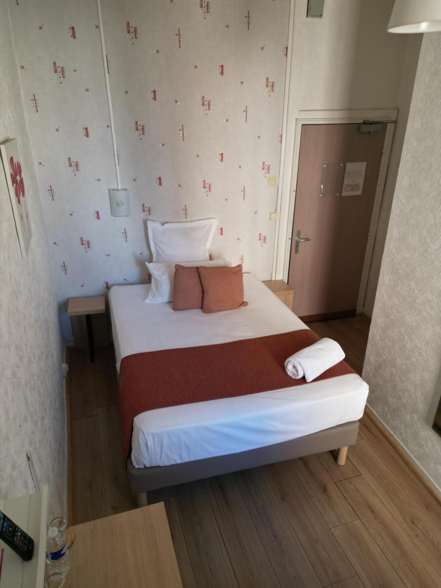 Contact Hotel Les Platanes Villeneuve Sur Lot Centre Exterior foto