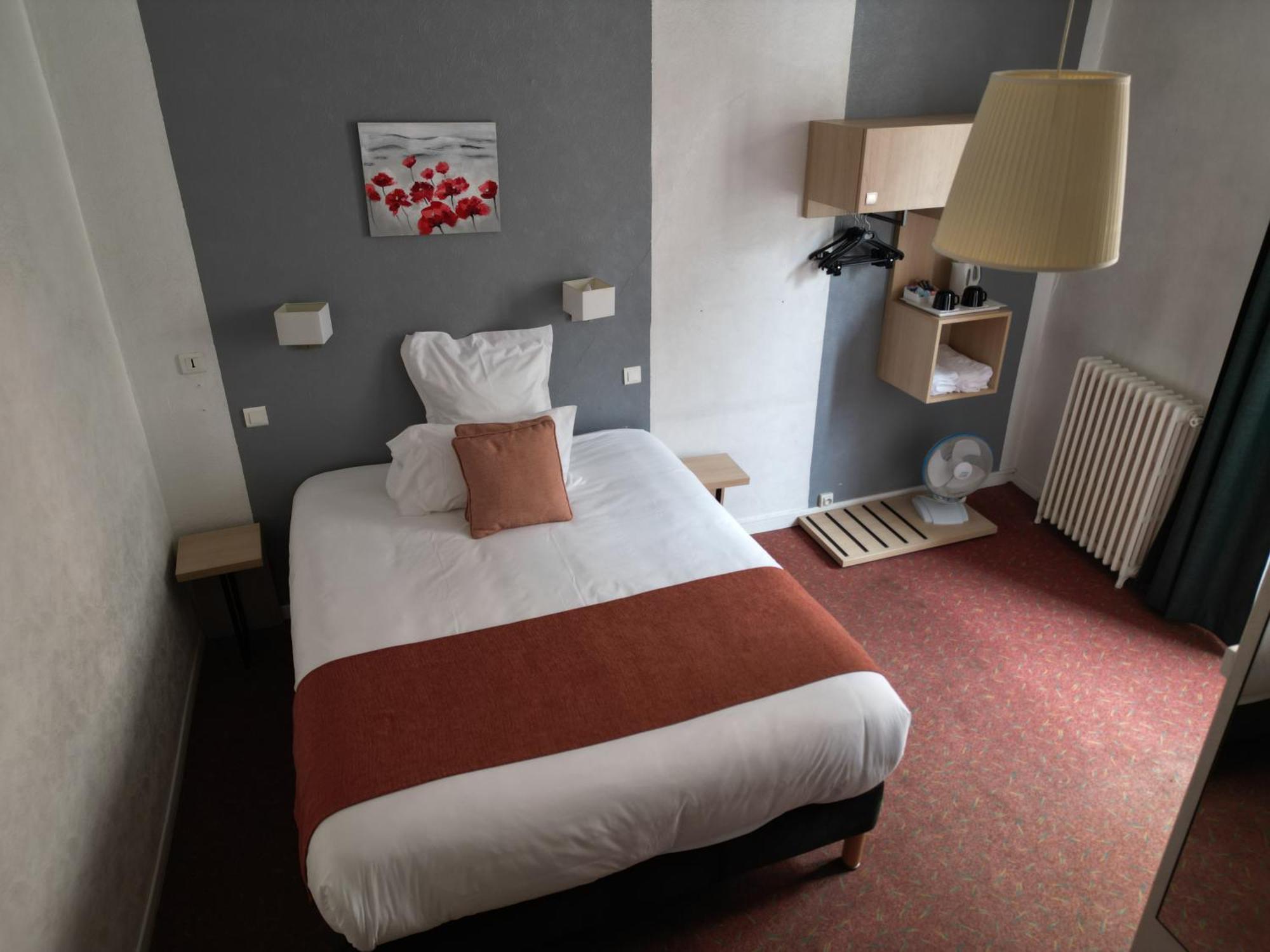 Contact Hotel Les Platanes Villeneuve Sur Lot Centre Exterior foto
