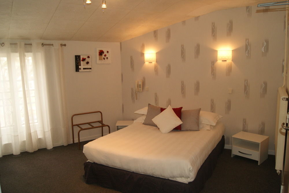 Contact Hotel Les Platanes Villeneuve Sur Lot Centre Exterior foto